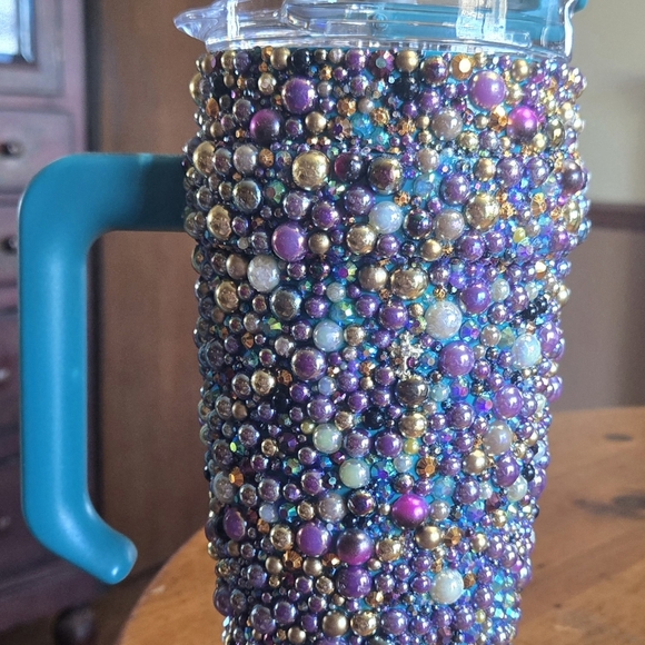 Fancy, Blinged up 40 oz Hydraflow Tumbler with Handle, Straw and 3 way drink top - Picture 2 of 3